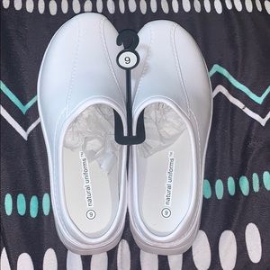 NWT white Nursing shoes